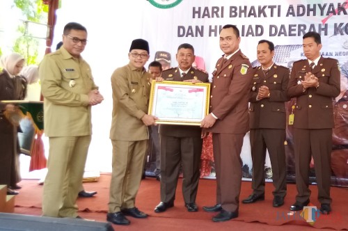 Dari kiri, Wakil Walikota Malang, Sofyan Edy, Wali Kota Malang, Sutiaji, Kejari Kota Malang, Amran Lakoni, Kasi Pidsus Ujang Supriadi (Anggara Sudiongko/MalangTIMES)