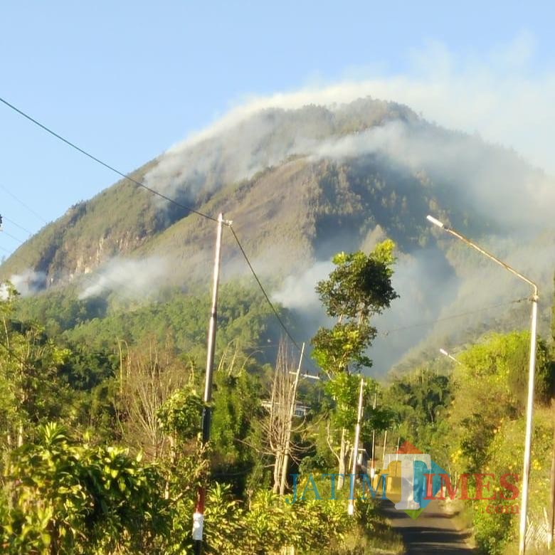 Kebakaran lahan hutan di area Gunung Panderman, Kota Batu, terus menjalar, Minggu (21/7/2019).