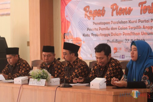 Komisioner KPU Kota Probolinggo saat Rapat pleno terbuka penetapan perolehan sudara dan Kursidi DPRD (Agus Salam/Jatim TIMES)