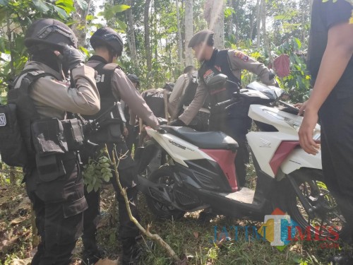 Polisi menemukan 16 motor di dalam rumah dan perkarangan rumah Sugeng (Foto : Moch. R. Abdul Fatah / Jatim TIMES)