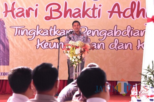 Walikota Kediri Abdullah Abu Bakar saat memberikan sambutan dalam tasyakuran Hari Bhakti Adhyaksa yang ke 59