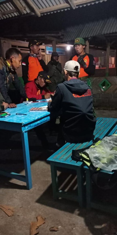 Tim saar saat melakukan pemetaan guna melakukan pencarian di sekitar lokasi laka laut (Foto : Istimewa)