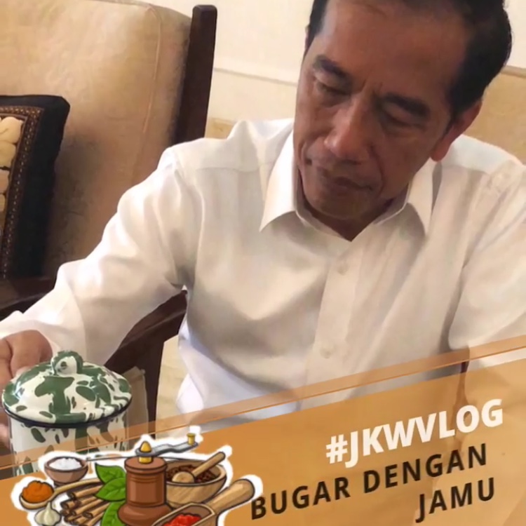 Jokowi saat minum jamu dengan gelas luriknya di Istana Bogor.