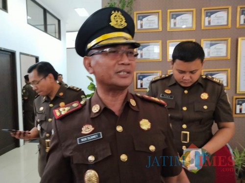 Kajari Situbondo Nur Slamet saat memberikan keterangan pers di hadapan sejumlah wartawan. (Foto Heru Hartanto / Situbondo TIMES)
