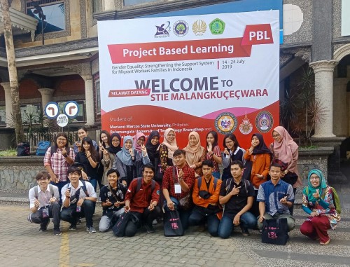 Mahasiswa asing dan lokal yang live in di keluarga migran. (Foto: Imarotul Izzah/MalangTIMES)