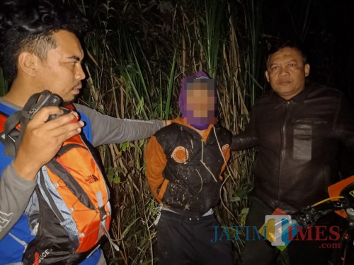 Tim gabungan pemadam kebakaran saat bersama tersangka (tengah).