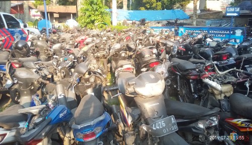 Ratusan barang bukti laka yang nampak menumpuk di Kantor Unit Laka (Anggara Sudiongko/MalangTIMES)