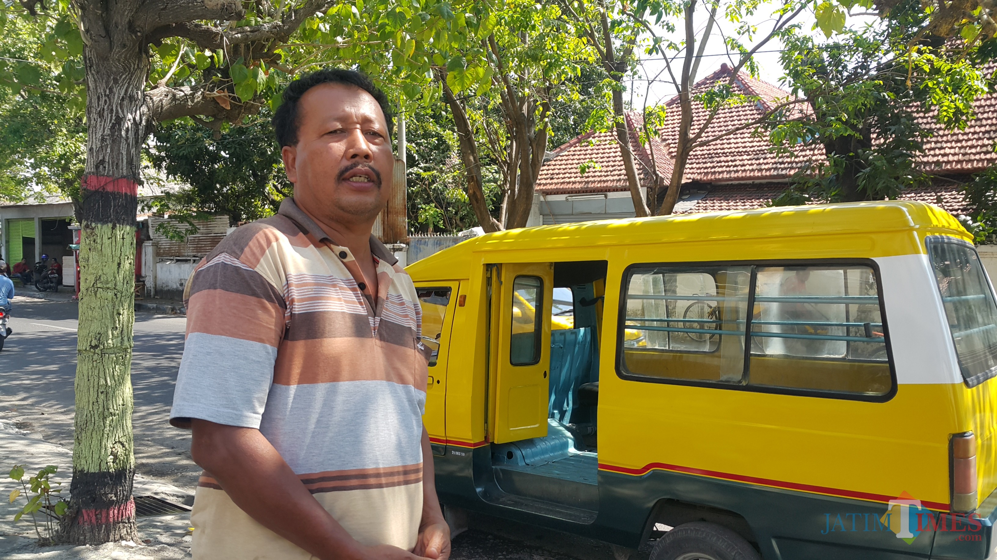 Saman, sopir angkot saat berada di halte Banda, Mayangan, Kota Probolinggo (Agus Salam/Jatim TIMES)