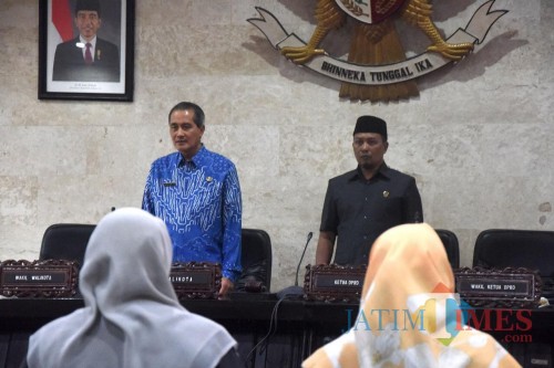 Sekda Kota Kediri Budwi Sunu (kiri) dan Ketua DPRD Kota Kediri Kholifi Yunon saat rapat paripurna. (eko Arif s /JatimTimes)