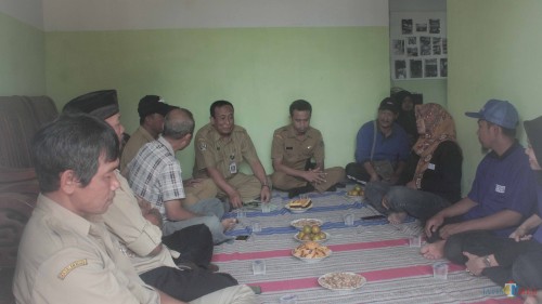 Tim penilai DLH Kab Blitar saat melaksanakan penilaian di Desa Gogodeso.(Foto : Aunur Rofiq/BlitarTIMES)