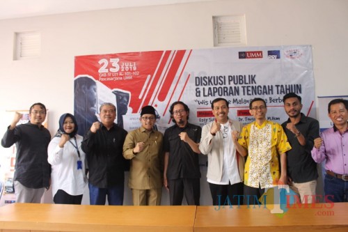 Wali Kota Malang Sutiaji (kenakan baju kheki) saat hadir dalam diskusi yang digelar Malamg Coruption Watch di UMM (Pipit Anggraeni/MalangTIMES).