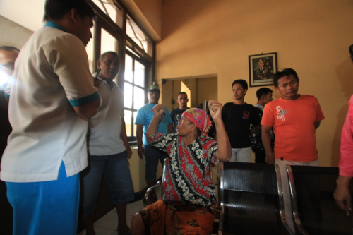 korban Hj Surti pakai batik saat di Mapolsek Mayangan