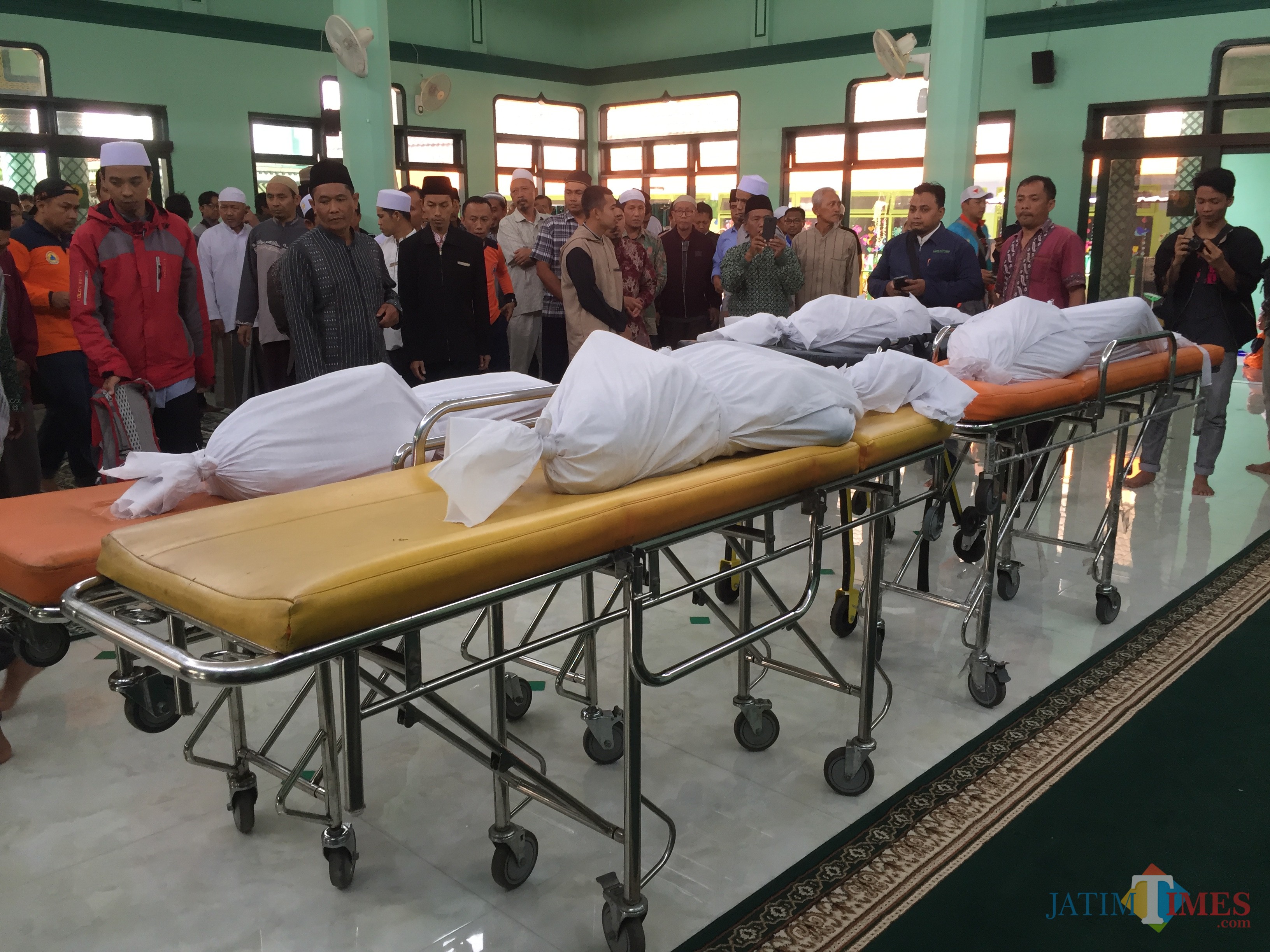 Empat jenazah saat disalatkan di Masjid Al Asy’ari Kota Batu, Rabu (24/7/2019). (Foto: Irsya Richa/MalangTIMES)