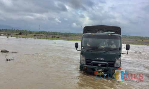 Truk milik Hubdam V Brawijaya saat mengangkut bantuan dan personel BMH Malang menuju lokasi baksos di Dusun Licin, Desa Lebakharjo Kabupaten Malang, Sabtu (20/7/2019) (Foto : Igoy/MalangTIMES)