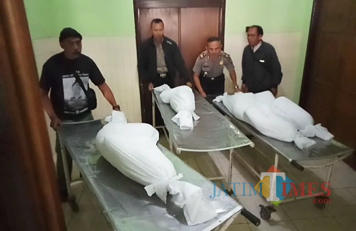 Jenazah empat korban yang selesai dikafani dan akan dibawa ke rumah duka. (Anggara Sudiongko/MalangTIMES)