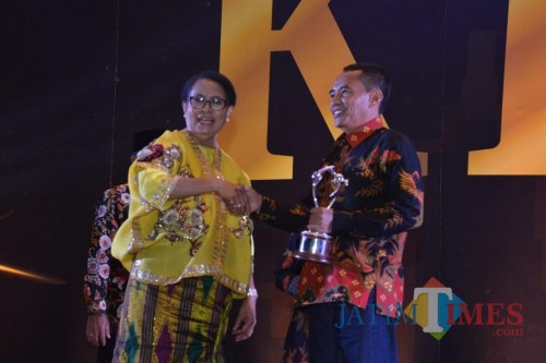 Kepala Dinas DP3AP2KB menerima penghargaan kota layak anak dari menteri pemberdayaan perempuan perlindungan anak. (ist)