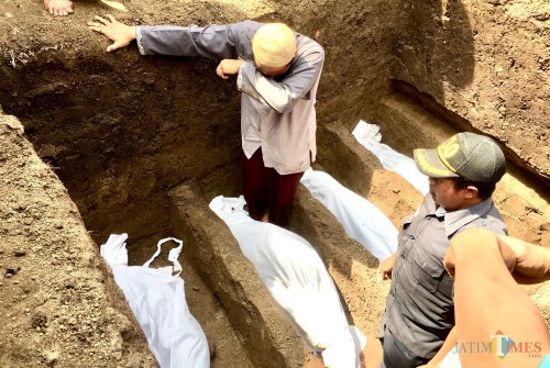 Prosesi pemakaman 4 anak jenazah kebakaran di TPU Desa Junrejo, Kecamatan Junrejo, Kota Batu, Rabu (24/7/2019). (Foto: Irsya Richa/MalangTIMES)