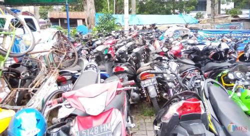 Puluhan sepeda motor BB laka yang menumpuk di Unit Laka Lantas Polres Malang Kota.(Doc MalangTIMES)