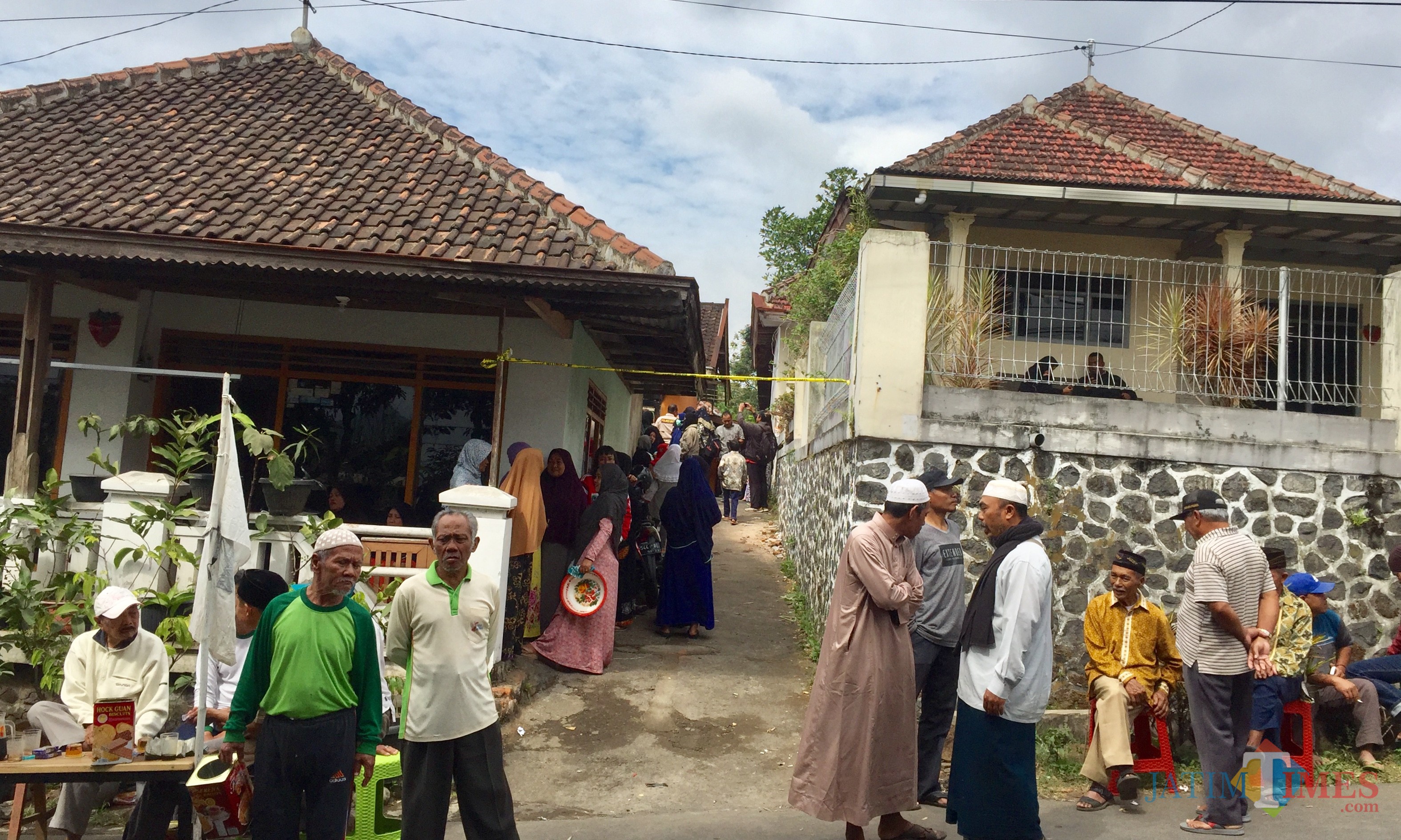 Suasana di area rumah duka Jalan Hasanudin No 35A RT 02 RW 05, Desa Junrejo, Kecamatan Junrejo, Kota Batu, Rabu (24/7/2019). (Foto: Irsya Richa/MalangTIMES)