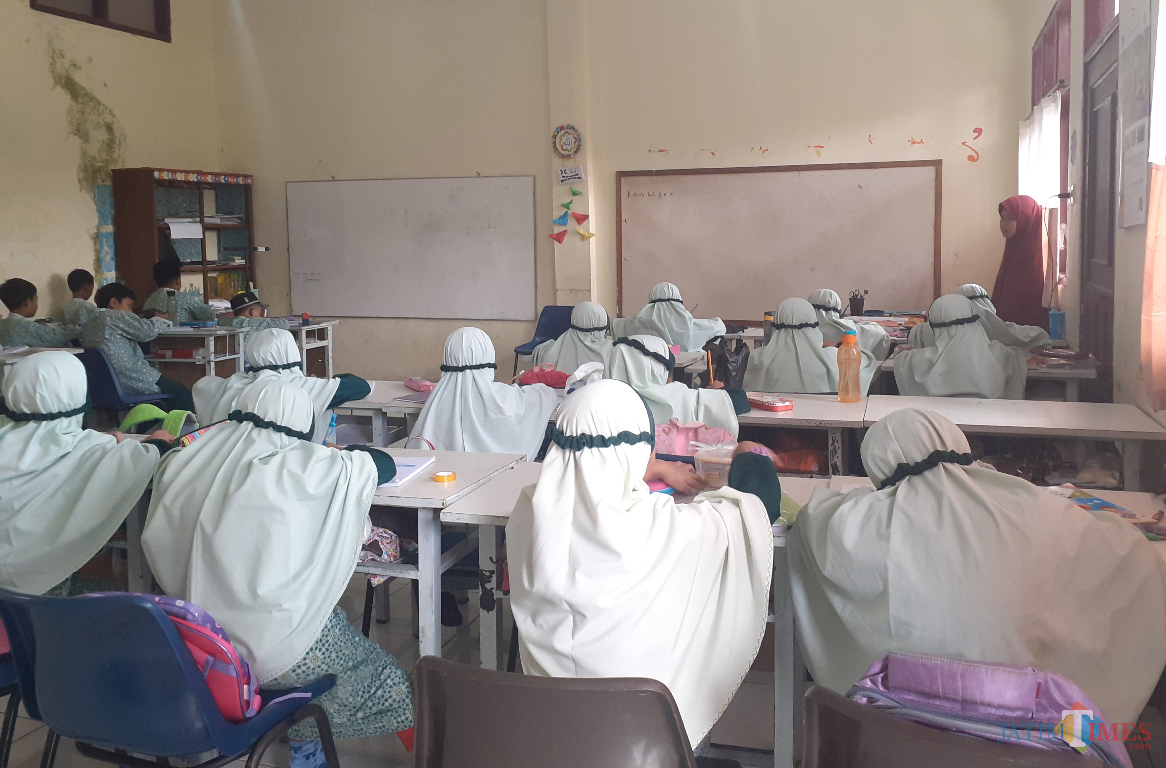 Suasana salah satu kelas di sekolah korban kebakaran di SD Alam Ar-Rohmah hari ini (Rabu, 24/7). (Arifina Cahyanti Firdausi/MalangTIMES)