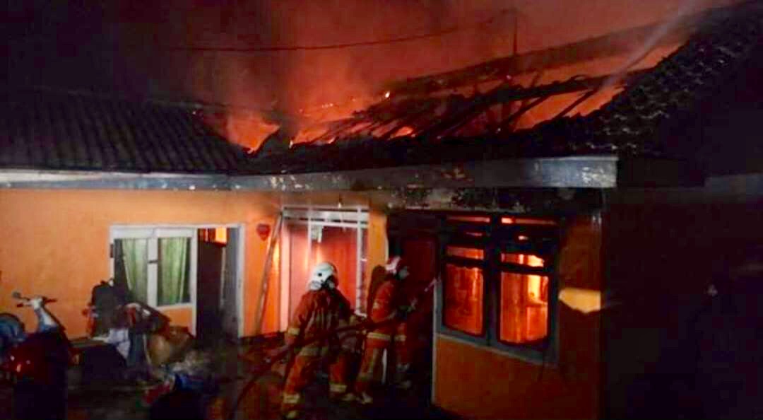 Tim pemadam kebakaran saat memadamkan kebakaran di Jalan Hasanuddin No 37 RT 2 RW 5 Desa Junrejo, Kecamatan Junrejo, malam ini Selasa (23/7/2019). (Foto: istimewa)