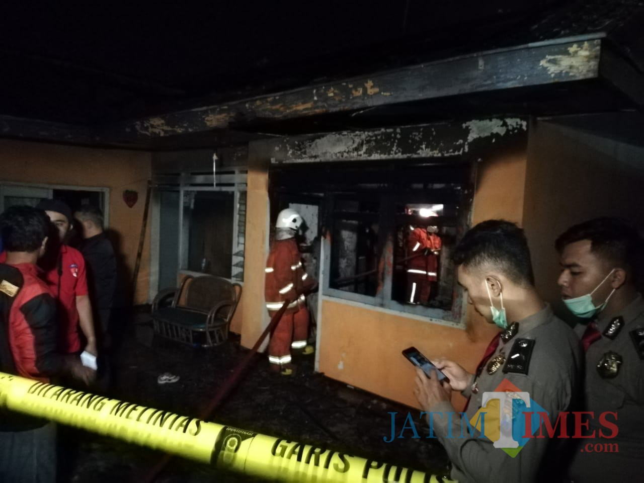 Tim pemadam kebakaran saat memadamkan kebakaran di Jalan Hasanuddin No 37 RT 2 RW 5 Desa Junrejo, Kecamatan Junrejo, malam ini Selasa (23/7/2019).