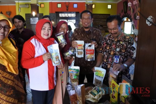 M. Faruq Asrori (2 dari kanan) bersama pelaku IKM Tulungagung (ist)