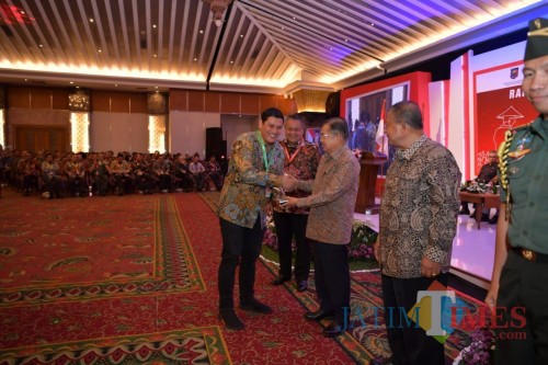 Walikota Kediri Abdullah Abu Bakar menerima penghargaan TPID terbaik Se Jawa Bali yang diserahkan langsung oleh Wakil Presiden Jusuf Kalla. (ist)