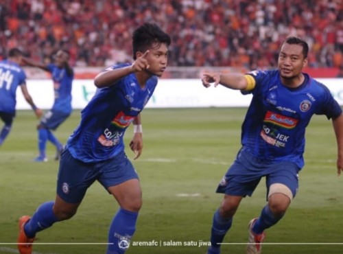 Ahmad Nur Hardianto (kiri) dan Hamka Hamzah saat merayakan gol penyama kedudukan melawan Persija. (official Arema FC)