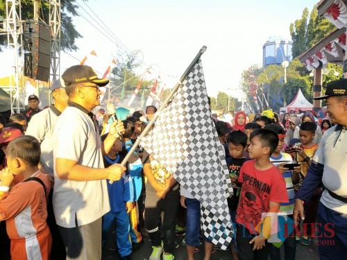 Situasi pelepasan gerak jalan sehat yang menggambil start dan finis di depan Pendopo Kabupaten Jalan Kartini Situbondo. (Foto Heru Hartanto/Situbondo TIMES)