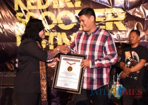 Wali Kota Kediri Abdullah Abu Bakar menerima penghargaan rekor Muri. (eko Arif s /JatimTimes)
