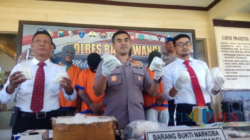 Kapolres Banyuwangi AKBP TAufik HZ menunjukkan Barang bukti pil trex dengan latar belakang para tersangka