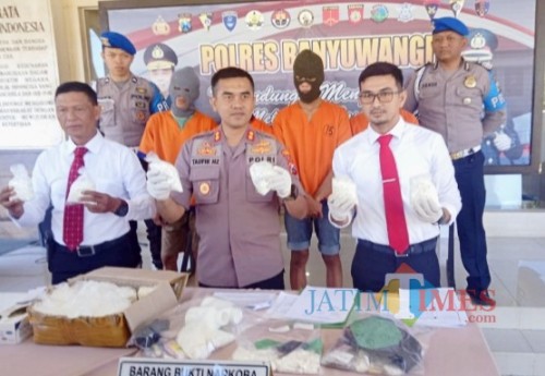 Kapolres Banyuwangi AKBP Taufik Herdiansyah Zeinardi saat pers rilis didampingii Kasatnarkoba dan KBO Narkoba