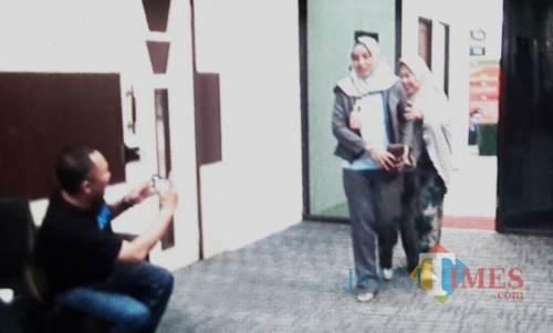 Tersangka berjalan didampingi penasehat hukum di Kejari Kabupaten Pasuruan
