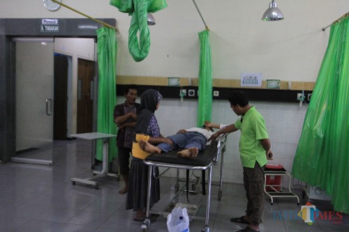Wahyudim korban pengeroyokan saat dirawat di IGD RSUD Tongas Kabupaten Probolinggo (Agus Salam/Jatim TIMES)