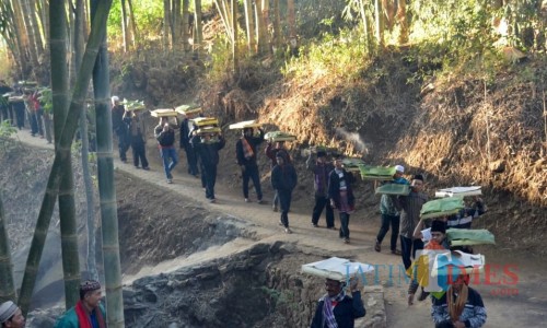 Warga Dusun Gondorejo, Desa Oro-Oro Ombo saat memawa encek sambil mengenakan saron menuju Punden Gondorejo.