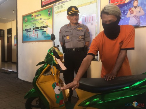 Choirul Ansori (baju oranye) tersangka beserta barang bukti curanmor saat sesi rilis di Polsek Kepanjen (Ashaq Lupito / MalangTIMES)