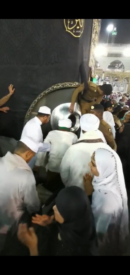 Mbah Moen saat dikawal beberapa orang termasuk Polisi Saudi untuk mencium Hajar Aswad (Ist)