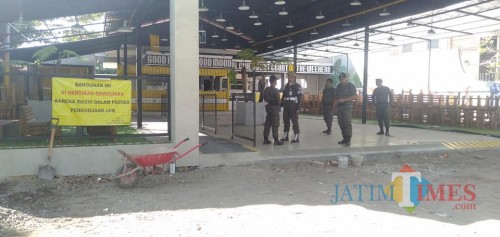 Petugas Satpol PP saat mendatangi kedai Mie Gacoan di Jalan Suroyo Kota Probolinggo (Agus Salam/Jatim TIMES)