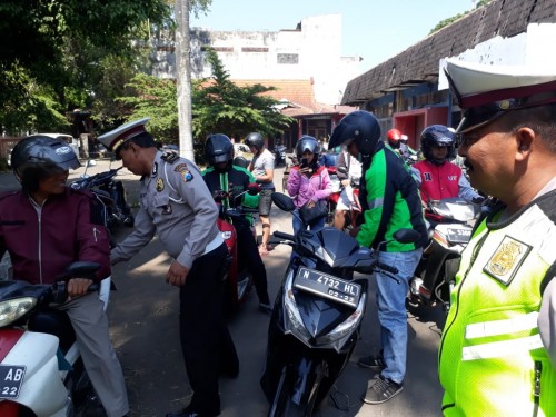 Petugas saat melakuakan razia dikantor PDAM lama (Ist)