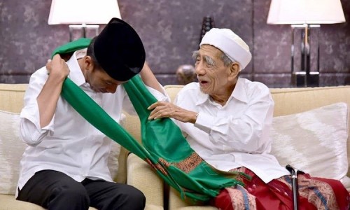 Presiden Republik Indonesia Joko Widodo saat dikalungkan sorban Kiai Maimun Zubair.