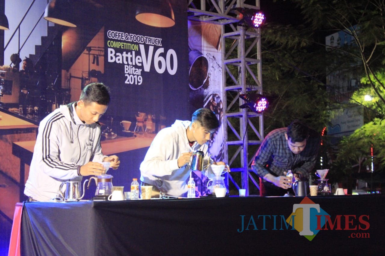 Keseruan Coffee Battle Competition V60.(Foto : Malik Naharul/BlitarTIMES)