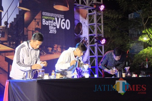 Keseruan Coffee Battle Competition V60.(Foto : Malik Naharul/BlitarTIMES)