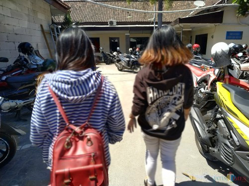 Dua orang korban trafficking saat di Mapolres Tulungagung. / Foto : Anang Basso / Tulungagung TIMES