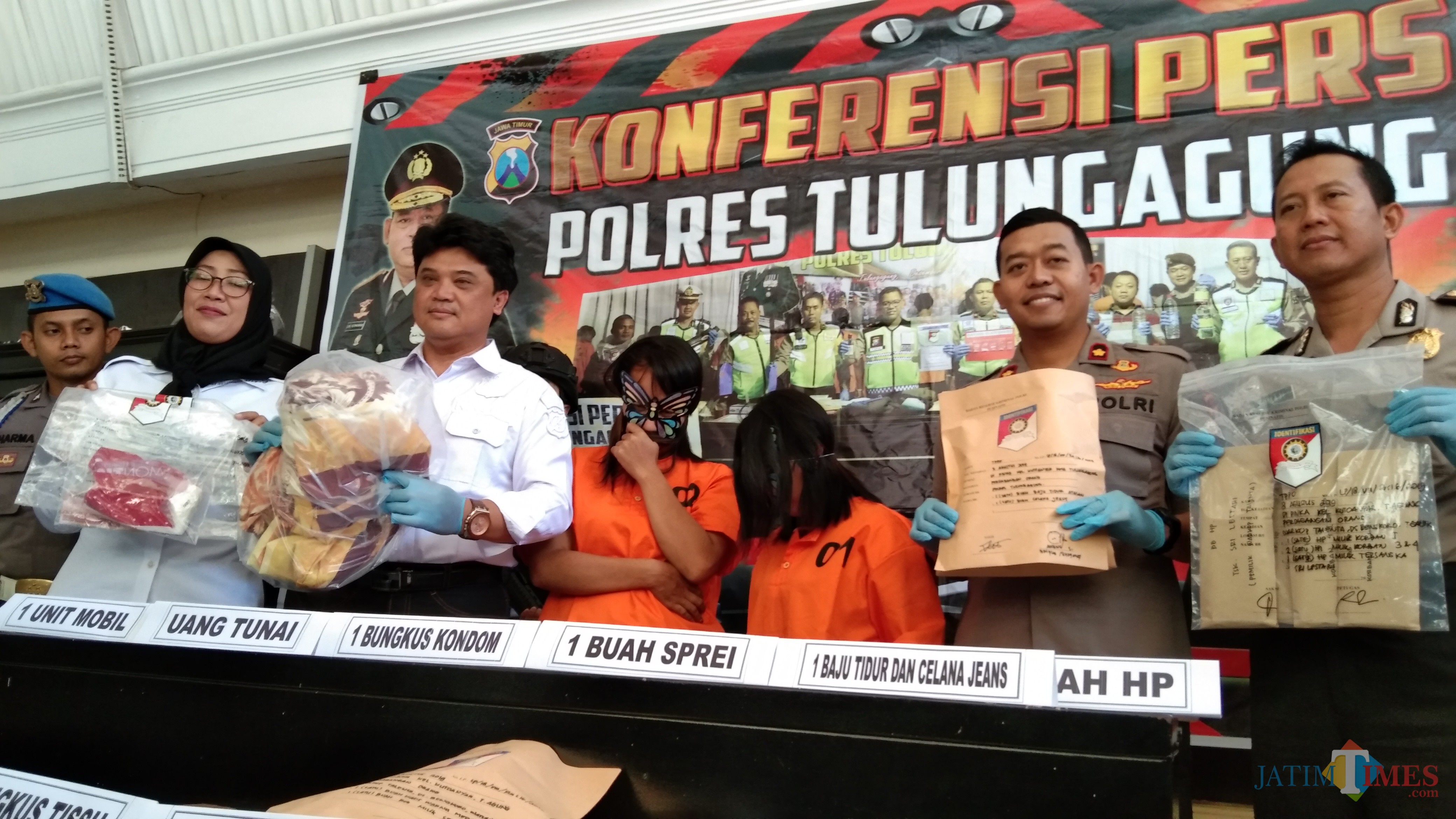 Kedua tersangka trafficking, Sri Lestari (SL) dan Sri Uami (SU) alias Lala, memakai baju tahanan saat pers release ungkap kasus traffiicking. (foto : Joko Pramono/Jatim Times)