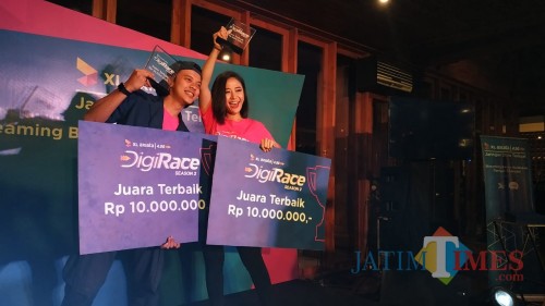 Bisma Kharisma dan Tya Mihoo saat menerima hadiah Digi Race Competition 2019 di Malang. (Foto: Nurlayla Ratri/MalangTIMES)