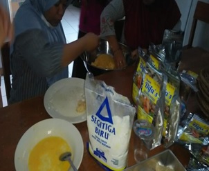 Para disabilitas saat mengikuti pembinaan, pelatihan dari dosen Unikama mengenai proses produksi frozen food (Unikama for Malang)