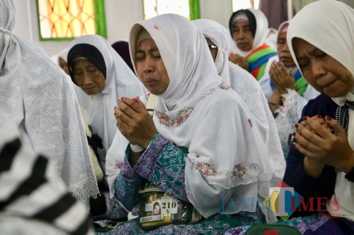 Suasana isak tangis jamaah haji di Masjid Sultan Agung, Kecamatan Batu Senin (26/8/2019).