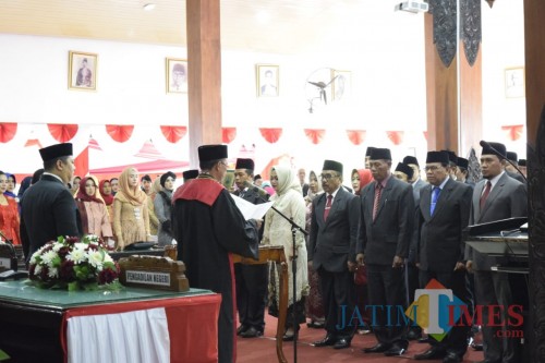 Sumpah jabatan anggota DPRD terpilih masa jabatan 2019-2024 oleh Pengadilan Negeri Trenggalek