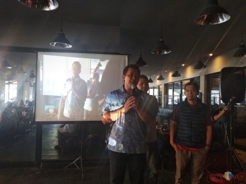 Kabag Umum Pemkot Kediri Chevy Ning Suyudi saat memberikan pengarahan dalam turnamen Walikota Cup PUBG mobile. (eko Arif s /JatimTimes)